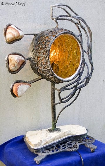 Lampa z kamieniami